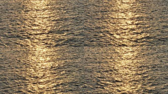 落日余晖照射在海面上