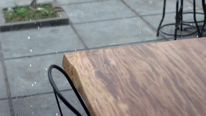 雨中的咖啡椅和桌子