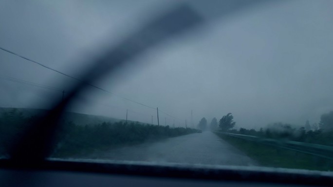 雨天驾驶开车公路行驶雨刷器大雨