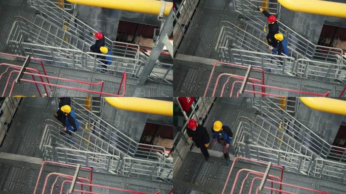 两名供暖厂工人爬楼梯。