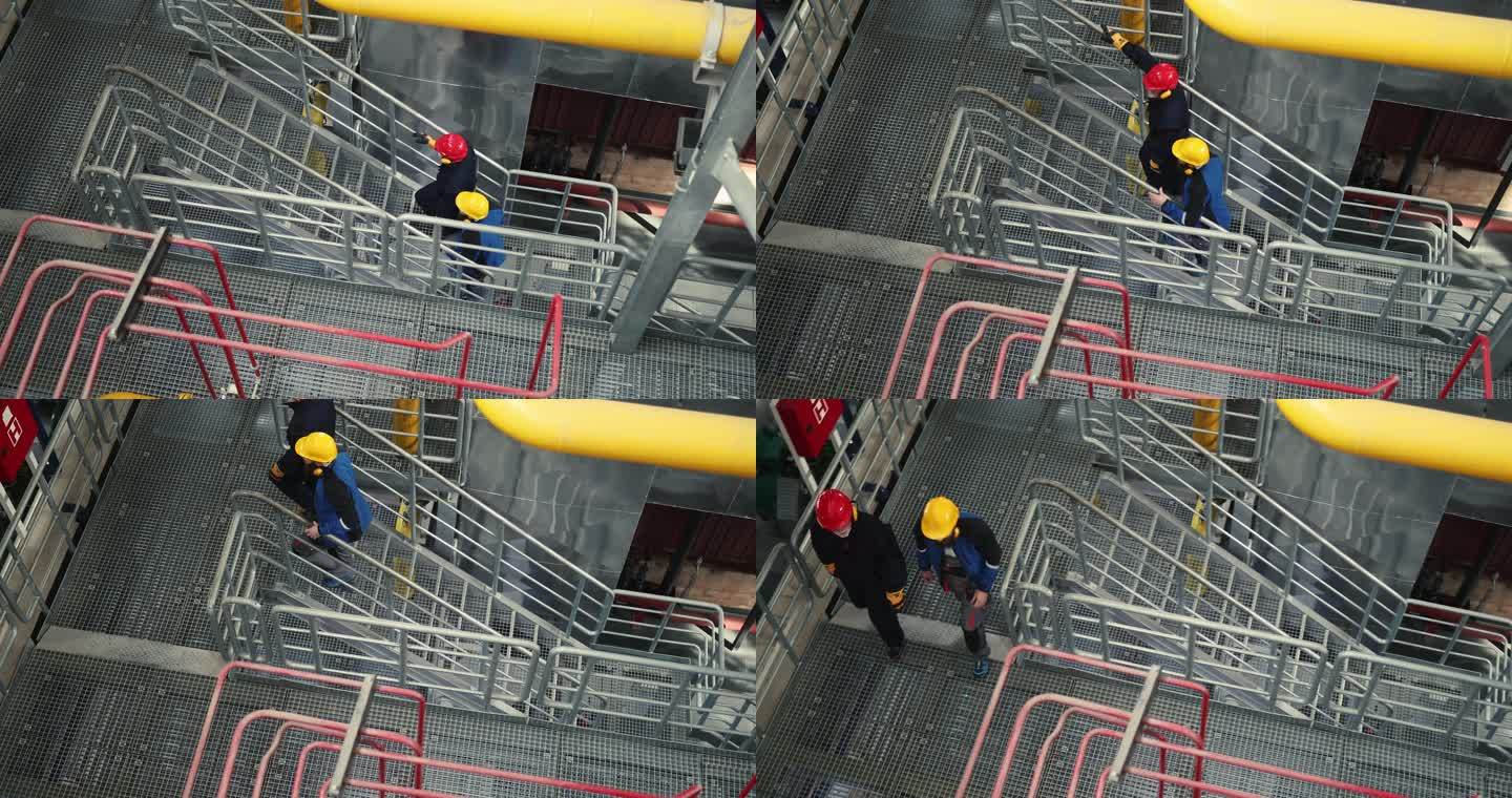两名供暖厂工人爬楼梯。