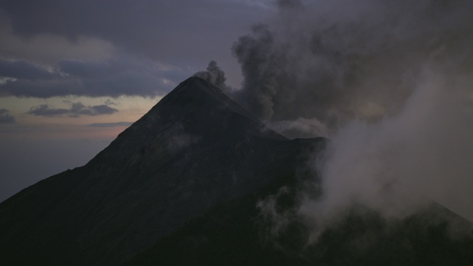 危地马拉火地岛火山爆发