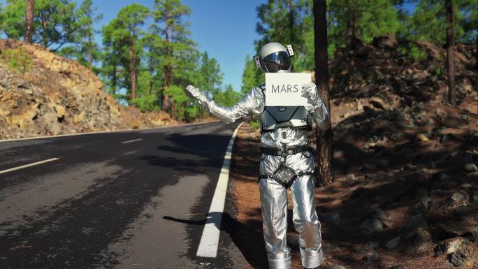 寻找火星之旅的宇航员。在山路上搭便车