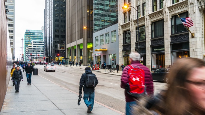 美国伊利诺伊州芝加哥市，在交通高峰期，行人在现代化建筑中穿行
