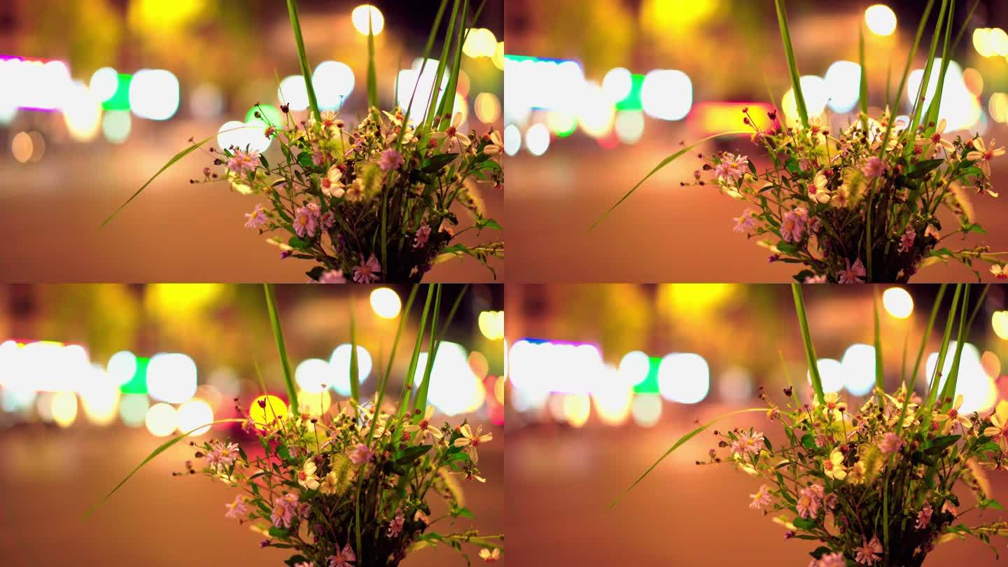 街头夜色光影下的野花束