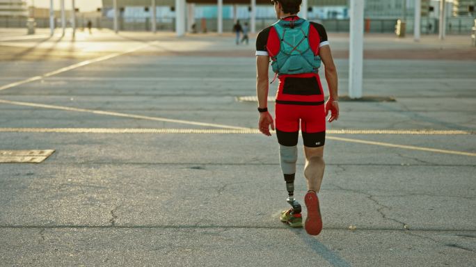 下午晚些时候残疾人运动员在滨海大道散步
