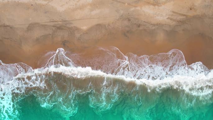 4K 沙滩海浪俯拍海滩碧绿的大海海浪浪花