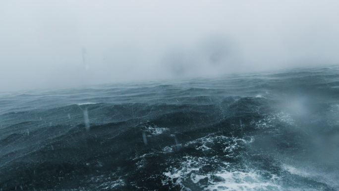 极端天气季风风暴期间艰难的海上航行