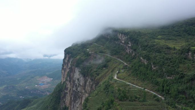 航拍云雾悬崖峭壁公路