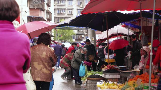 成都露天菜市场市民买菜购物