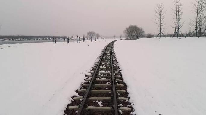 火车道轨道路远方延伸大雪寒冷冬季