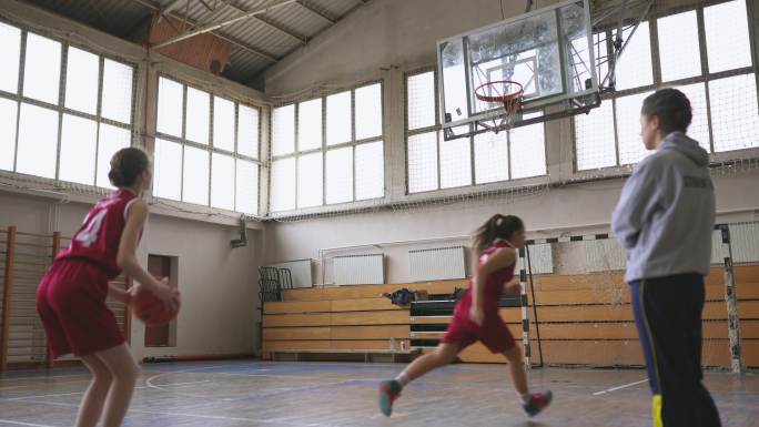 篮球教练观看女生罚球练习