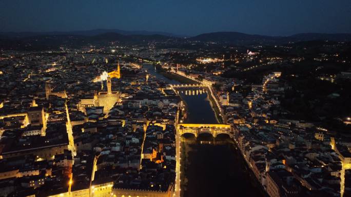 意大利佛罗伦萨费伦泽古城和大教堂广场的空中无人机日落场景视图。著名的佛罗伦萨大教堂圣玛利亚教堂