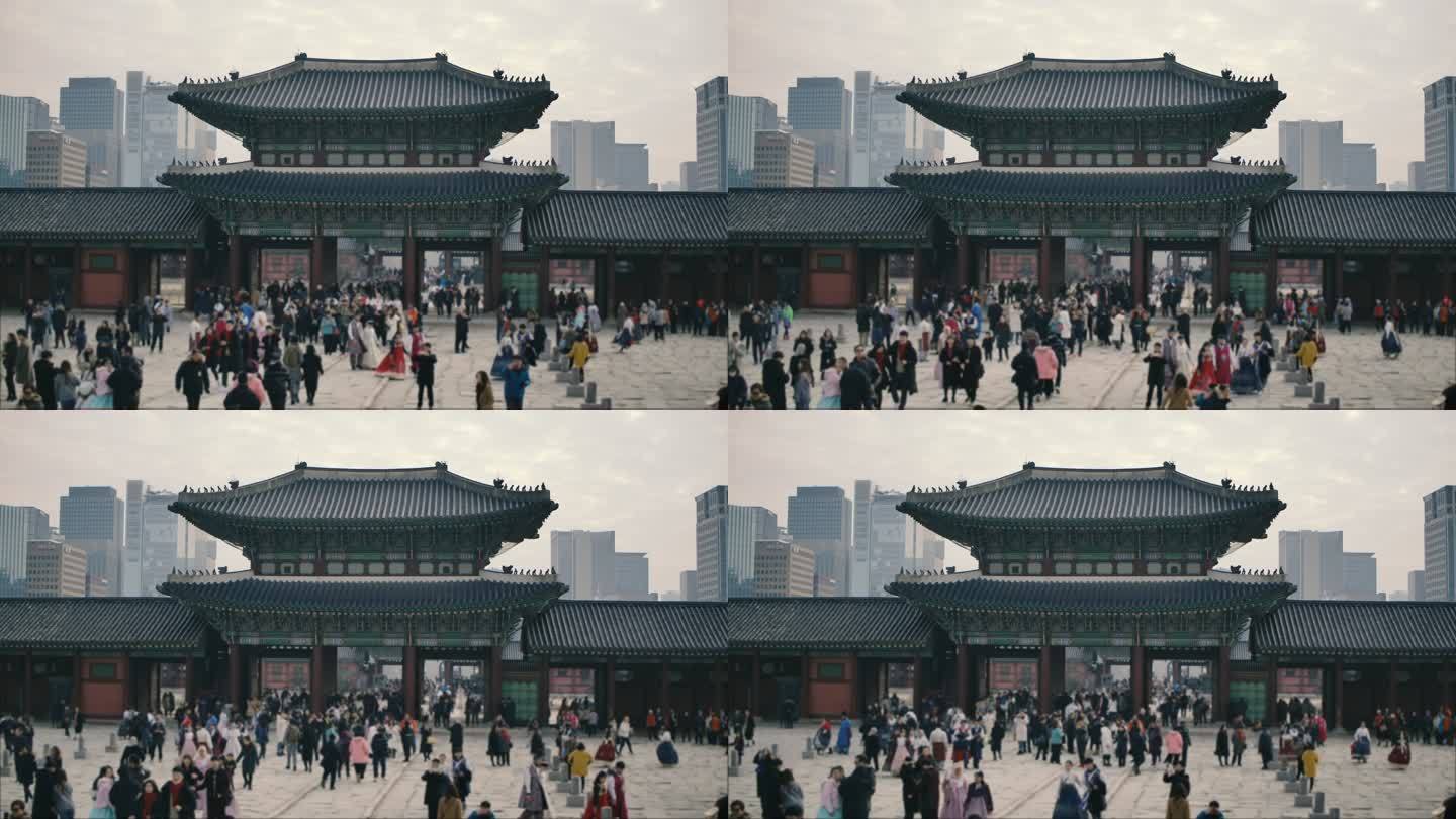人群前往韩国首尔的庆博宫。