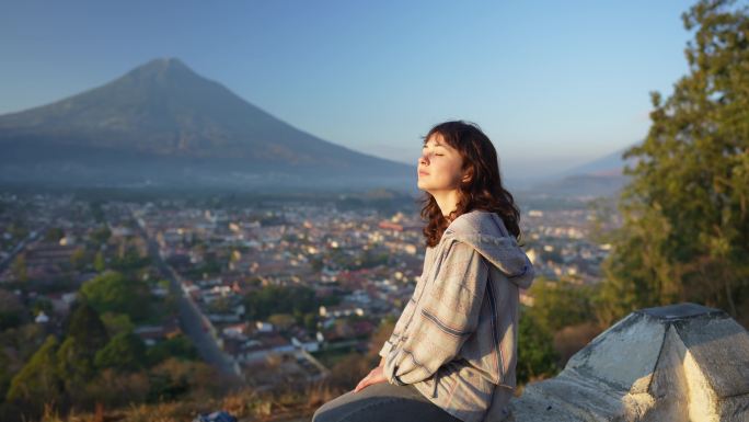 危地马拉火山背景上的女人