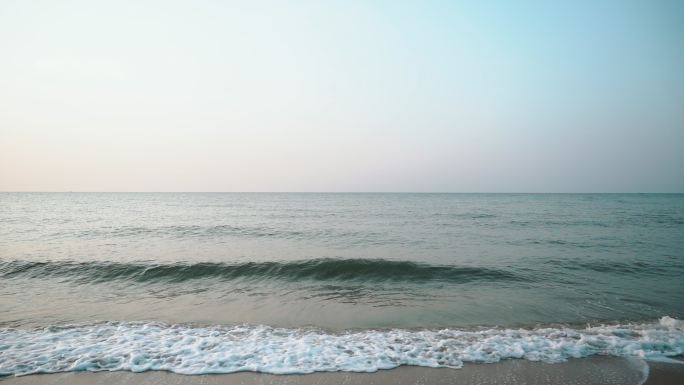 大海和海滩海平线大海海面海水天空白云流动