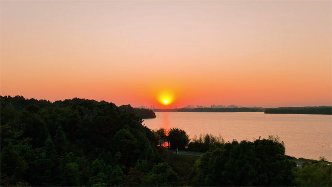 航拍夕阳下长江岸边平天湖风光