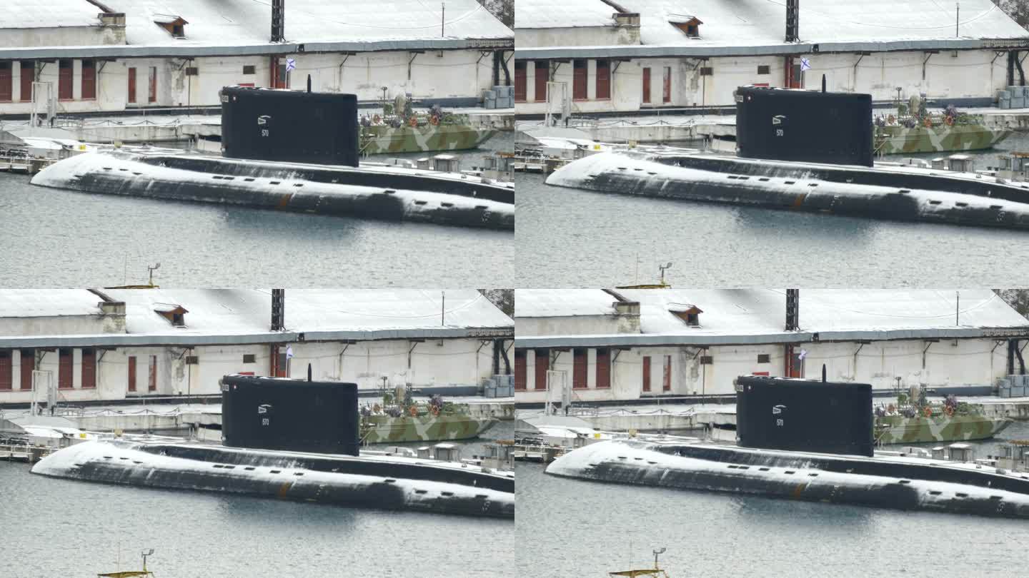 冰雪覆盖的码头上的潜水艇和巡逻艇