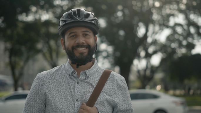 骑自行车下班的男子肖像