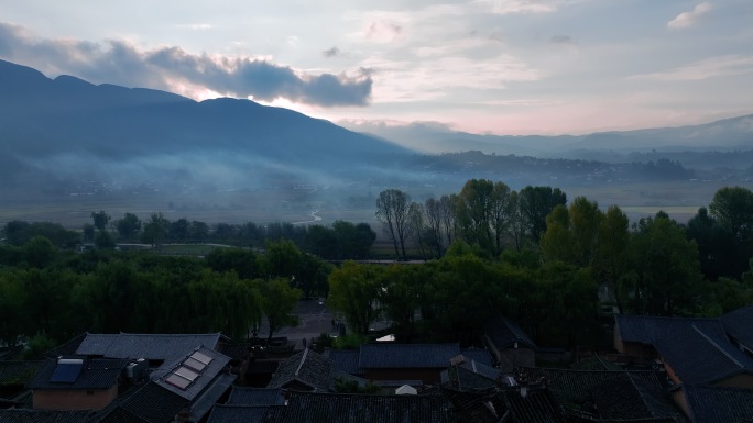 乡村烟雾缭绕的清晨