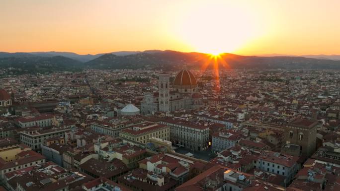 意大利佛罗伦萨费伦泽古城和大教堂广场的空中无人机日出场景视图。著名的佛罗伦萨大教堂圣玛利亚教堂