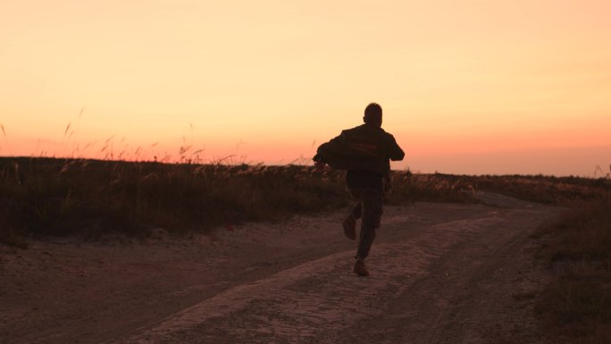 夕阳下奔跑的年轻人