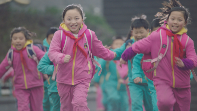 公益农村希望小学小学生下课奔跑脚步放学