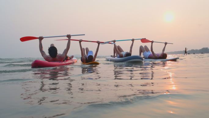 TIme夏季快乐水面海面朋友玩耍船桨