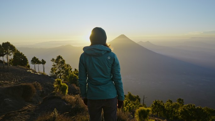 危地马拉火地岛火山喷发背景上的女人