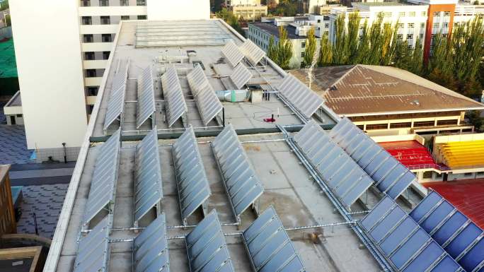 4K 楼顶上的太阳能热水器