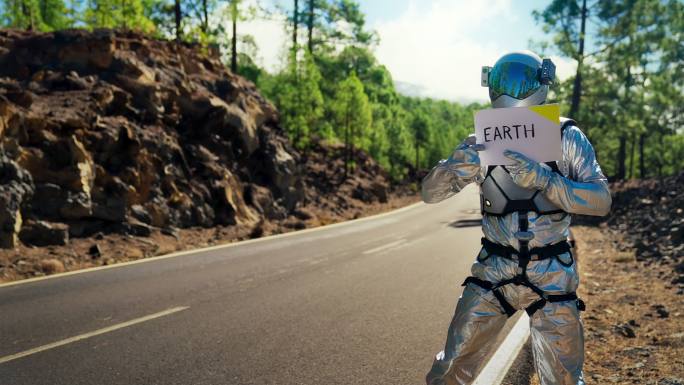 宇航员正在寻找返回地球的机会。在山路上搭便车