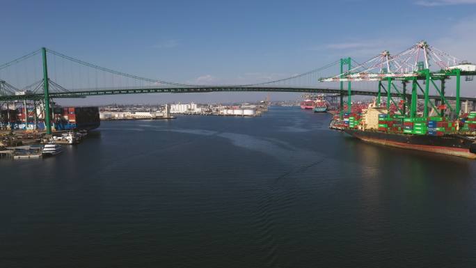 加利福尼亚州洛杉矶的圣佩德罗港，长滩区的圣维森特大桥，集装箱滞留在港口