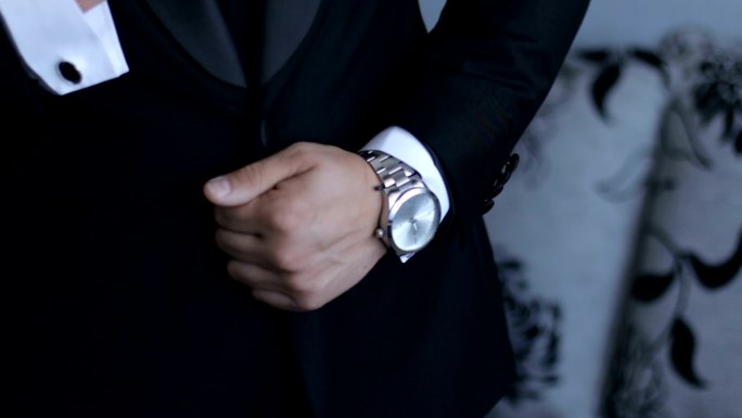 男商人和他的手表成功人士正装男士