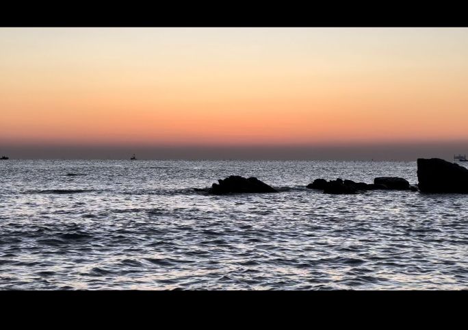 海边日出前晨辉晨昏线大海海浪横屏原视频