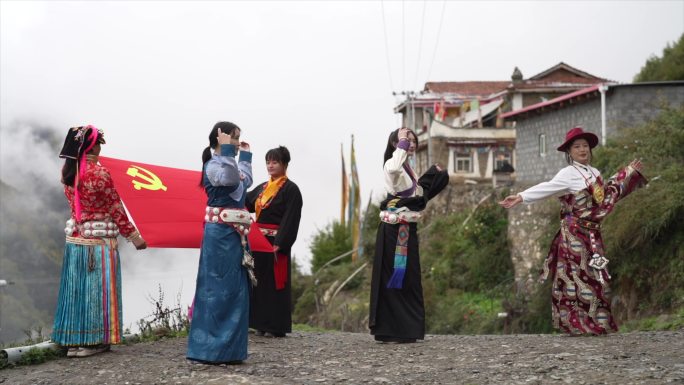 藏族女孩跳舞 少数民族党旗宣誓