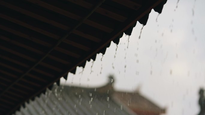 4K-下雨天屋檐下滴落的雨滴