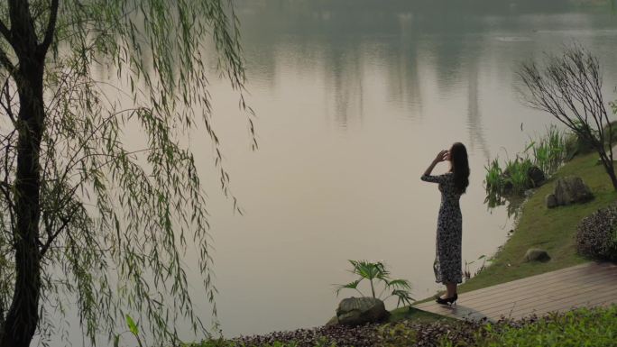 美女湖边看风景 美女 看风景 湖光掠影