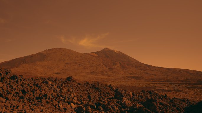 火星环境与沙漠气候。山上笼罩着黄色的雾。