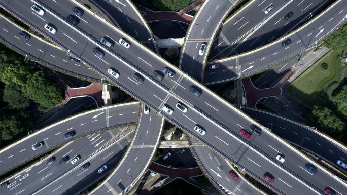 繁忙的道路交叉口交通枢纽立交桥高架桥车流