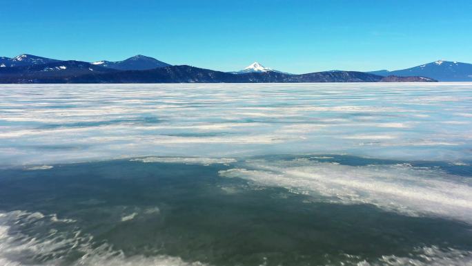 飞越俄勒冈州一个结冰的湖泊