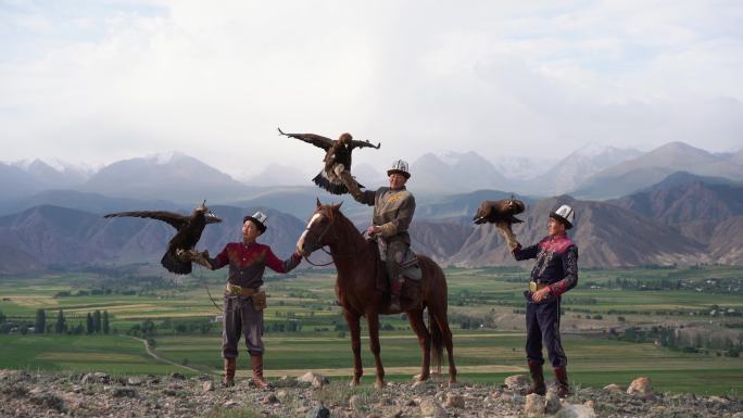 吉尔吉斯斯坦草原上的三名猎鹰者