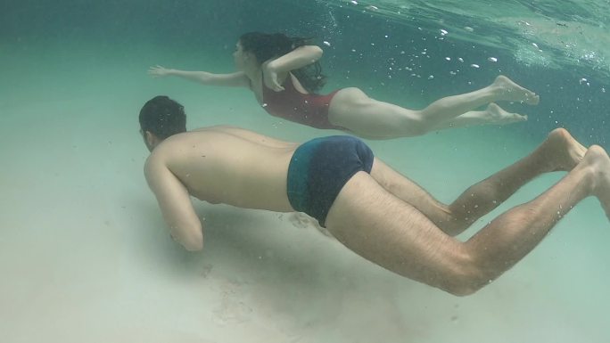 在巴西托坎廷斯，情侣们在令人叹为观止的激情瀑布潜水