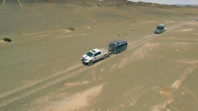 中国新疆戈壁沙漠汽车驾驶鸟瞰图。