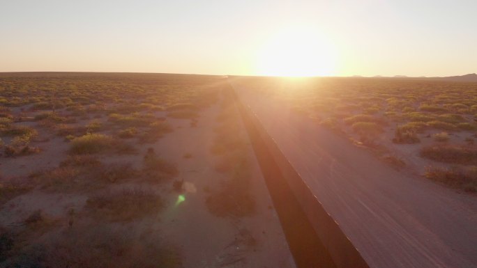 美国得克萨斯州埃尔帕索市和墨西哥华雷斯市的边界墙全景