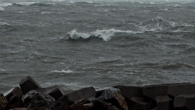 台风过后大海海浪波涛汹涌大浪海鸥浪花