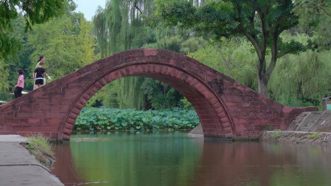 一座古老的石拱桥