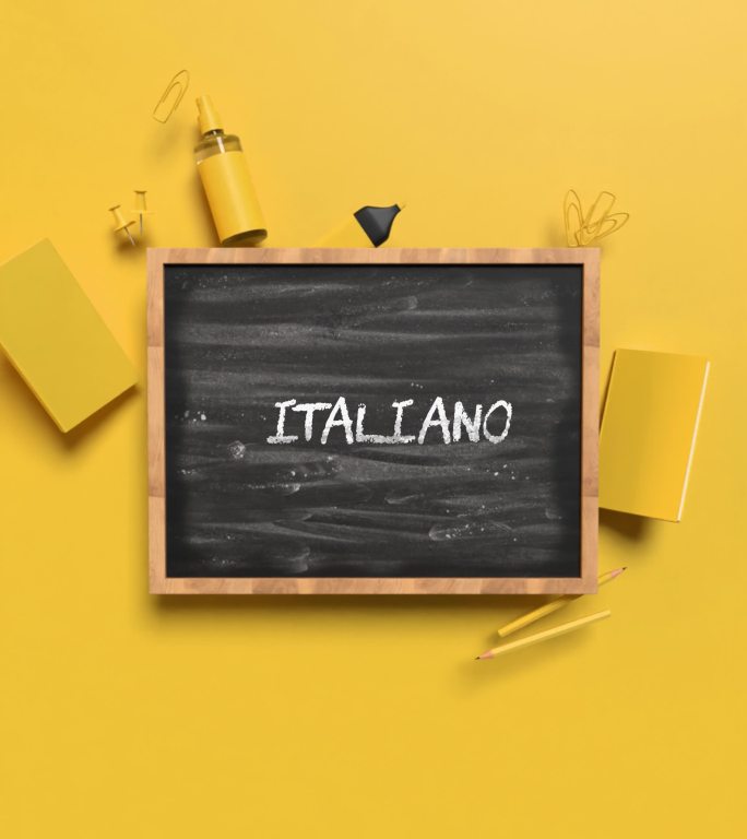 垂直返回学校的意大利语意大利语语言概念，在4K分辨率的黄色背景黑板后面放置黄色学校设备