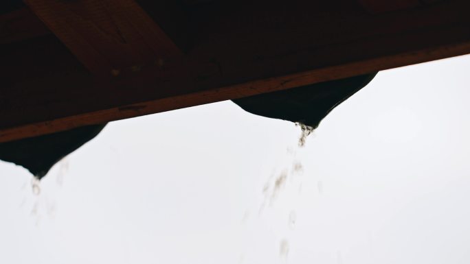 4K-实拍下雨天，房檐下慢慢滴落的雨滴