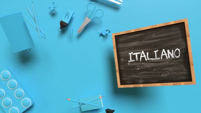 返校意大利语意大利语语言概念，在蓝色背景上以4K分辨率显示黑板的蓝色学校设备侧