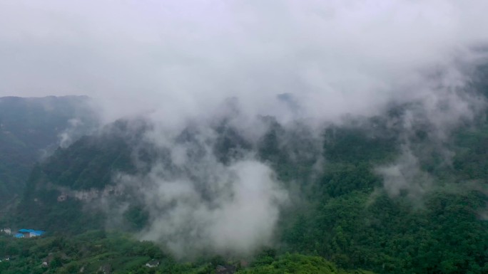 山村里的云雾缭绕